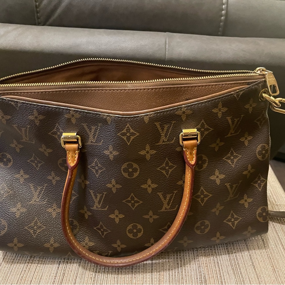 Beautiful Louis Vuitton Havana bag with an extra Crossbody strap.